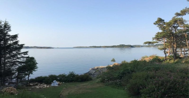 Stille sjø og skjærgård utenfor Haugesund en sommerkveld